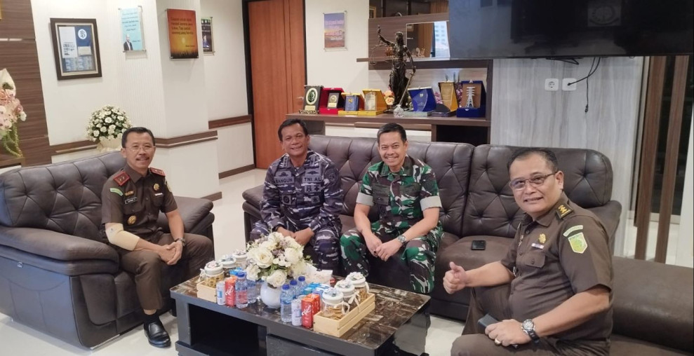 Kepala Kejaksaan Tinggi Riau Terima Kunjungan Kerja dan Sekaligus Silaturahmi Komandan Lanal Dumai