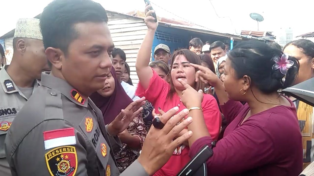Ratusan Massa Datangi Rumah Terduga Bandar Narkoba Di Panipahan, APH Di Minta Bertindak Tegas.
