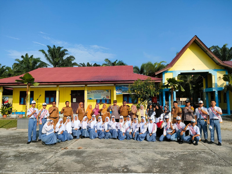 Kapolsek Sabak Auh Melaksanakan Program Polri 'Police Goes to School' di SMA 1 Sabak Auh