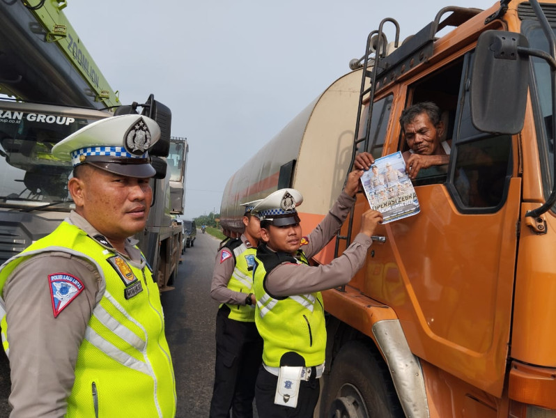 Satlantas Polres Rohil Bagikan 200 Brosur Ops Zebra LK Tahun 2023 ke Pengendara