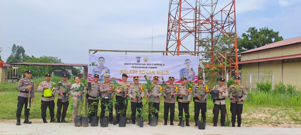Bakti Sosial 'Mengabdi Padamu Negeri' Polres Rohil Bersama Polsek Jajaran Tanam 247 Pohon