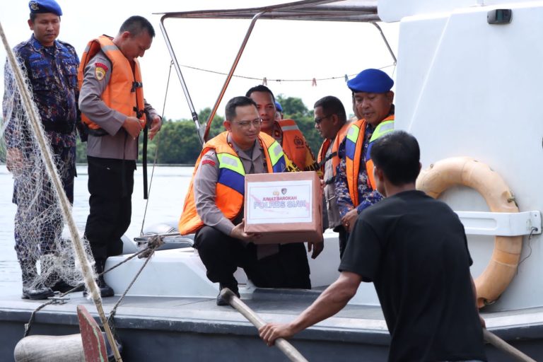 Kapores Siak AKBP Asep Sujarwadi Lakukan Patrori Perairan Sambang Nelayan Berikan Bantuan