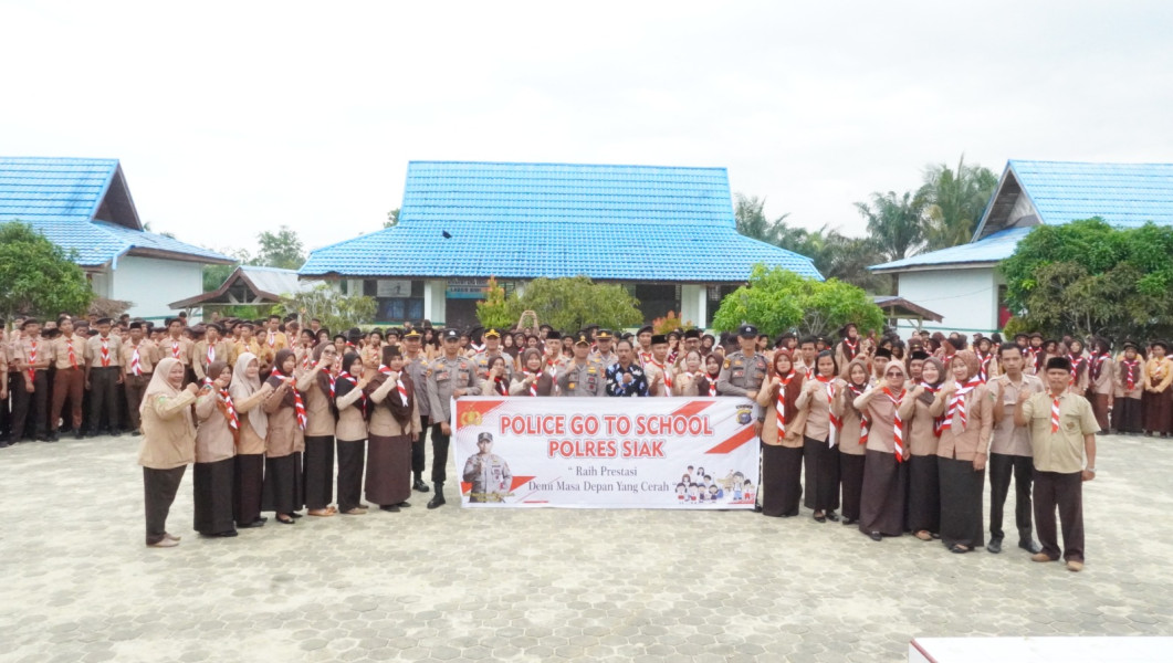 Polri Peduli Budaya Literasi, Polres Siak Bagikan Buku Kepada Pelajar di Kecamatan Dayun