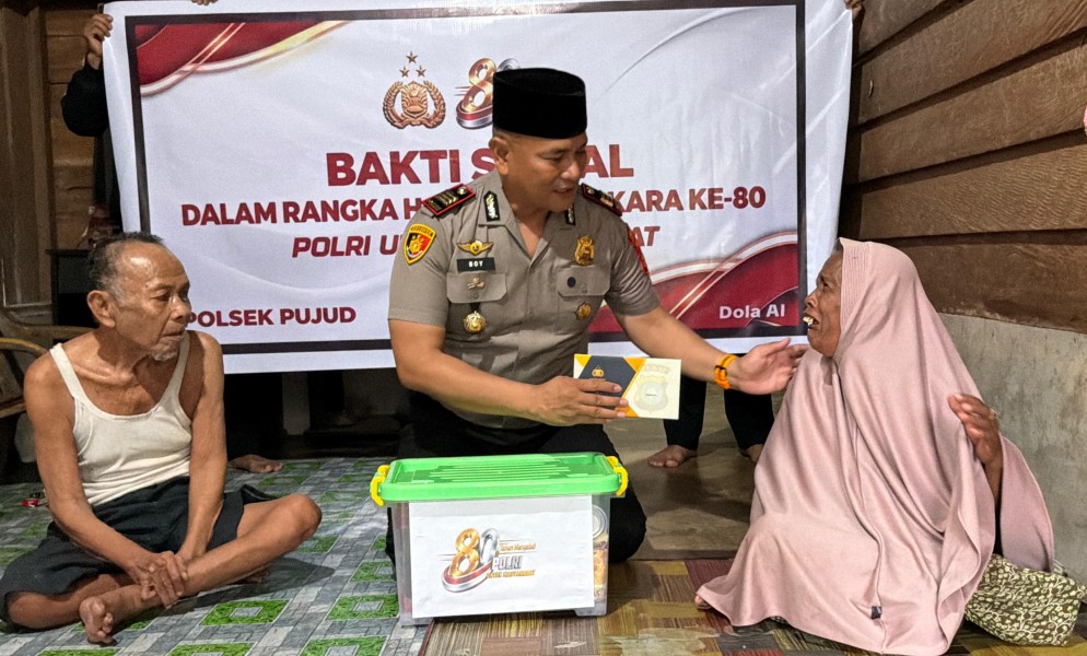 Wujud Kepedulian Polri, Kapolsek Pujud Serahkan Bantuan Sosial kepada Lansia di Teluk Nayang