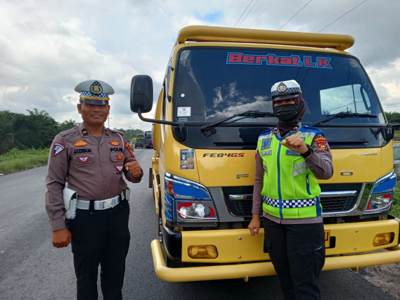 Agar Lalin Tertib, Satlantas Bagikan 400 Brosur dan 100 Stiker Keselamatan