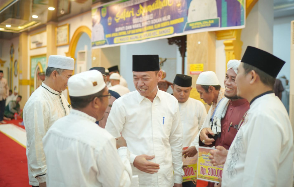 Safari Ramadhan di Masjid Agung Al-ikhlas Bagansiapiapi, Bupati Rohil Serahkan Bantuan