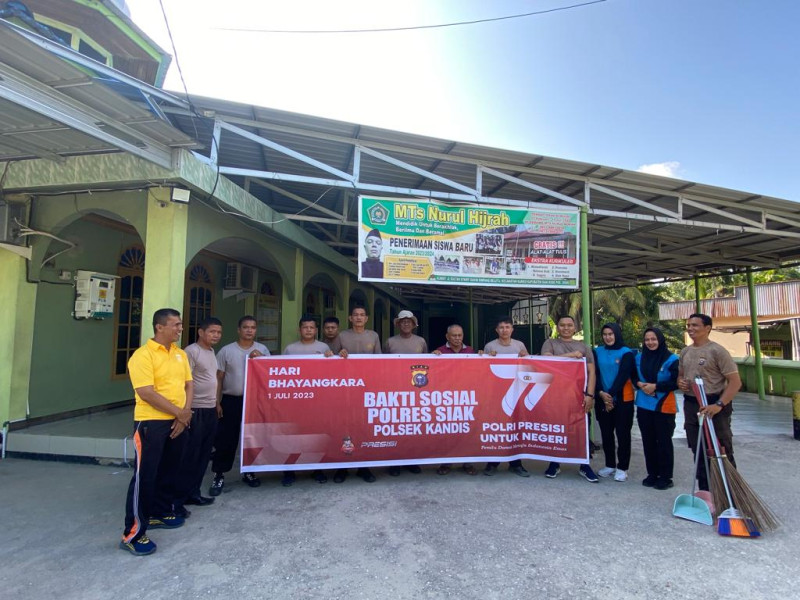 Goro Bersihkan Rumah Ibadah, Polsek Kandis Sambut Hari Jadi Bhayangkara ke-77