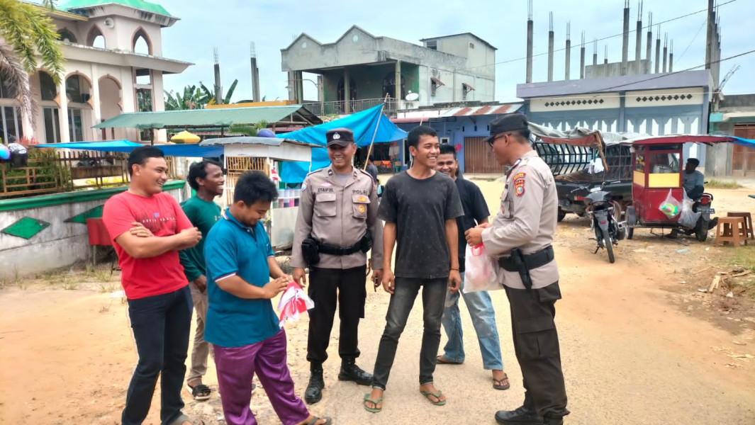 Sampaikan Himbauan Kamtibmas dan Binluh Wawasan Kebangsaan, Sat Binmas Polres Rohil Sambangi Masyarakat Pasar