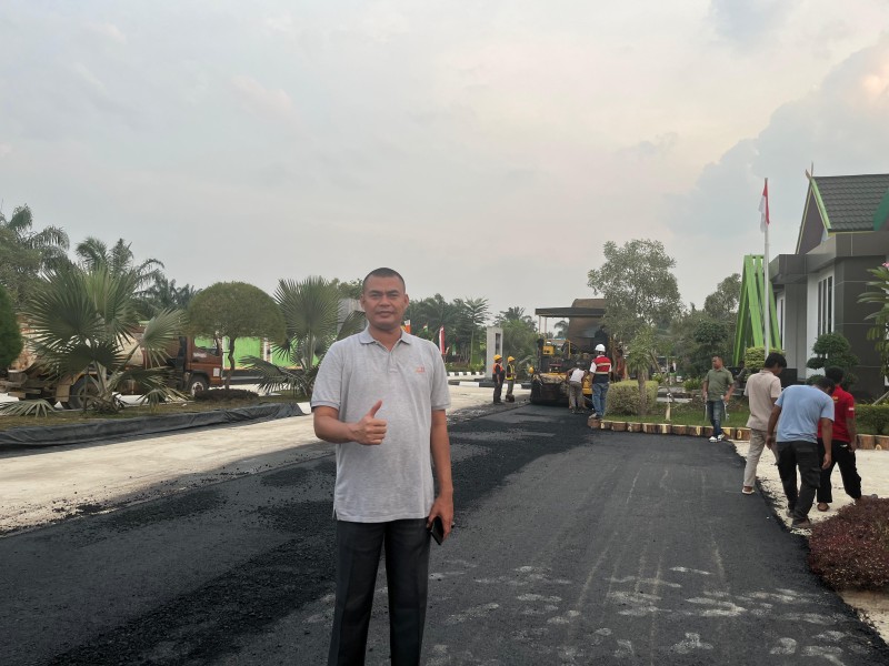 Kades Sontang Aspal Komplek Kantor Desa dengan Dana Pribadi