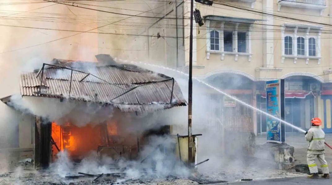 Kios D’Kriuk Fried Chicken di Jalan Nenas Terbakar, Warga Dengar Suara Ledakan