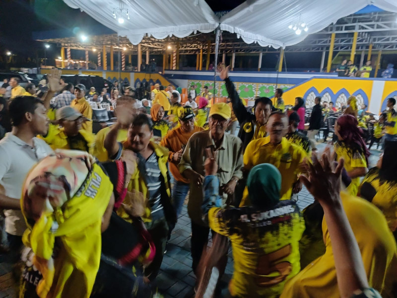 Alunan Randai, Sukarmis Caleg DPR RI Bergoyang Dengan Ratusan Masyarakat Inhu