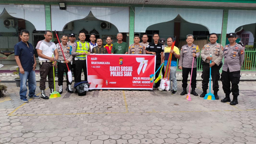 Baksos Religi Jelang HUT Bhayangkara Ke-77, Polsek Tualang - Polres Siak Bersihkan Tempat Ibadah