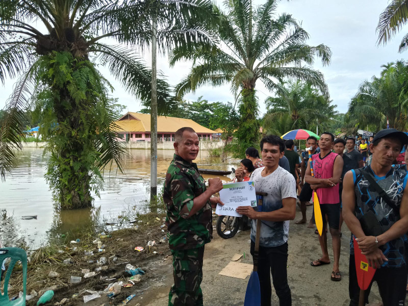 Keceriaan Disaat Bencana Alam, Masyarakat Desa Kampung Pulau Ciptakan Momen Dibalik Musibah Banjir
