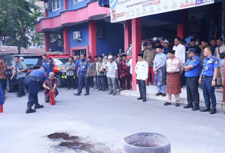 100 Masjid di Pekanbaru Terima Bantuan APAR dari Konsulat Malaysia