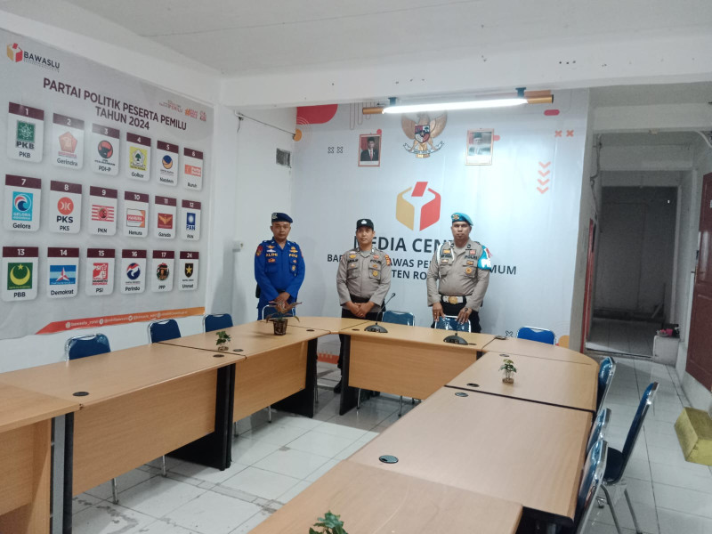 Jaga Sitkamtibmas Kondusif Jelang Pemilu, Polres Rohil Pam Kantor Bawaslu Kabupaten.