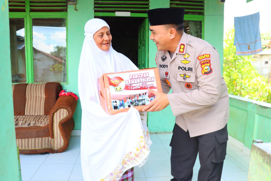 Kapolres Inhu Salurkan Sekitar 50 Paket Sembako Ke masyarakat