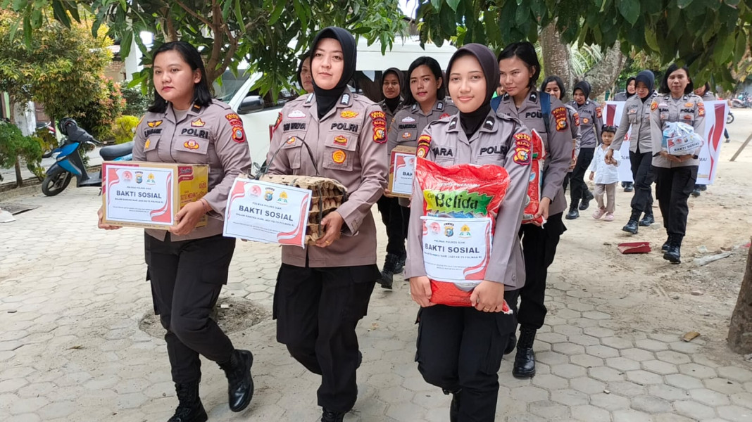 Bhayangkari dan Polwan Polres Polres Siak Salurkan Bansos untuk Sekolah Luar Biasa