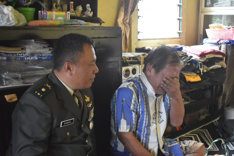 Mayor Inf Kabul Kasdim 0302/Inhu Mewakili Dandim 0302/Inhu Anjangsana di Kediaman Sumadi Syam Budayawan dan Sastrawan Inhu