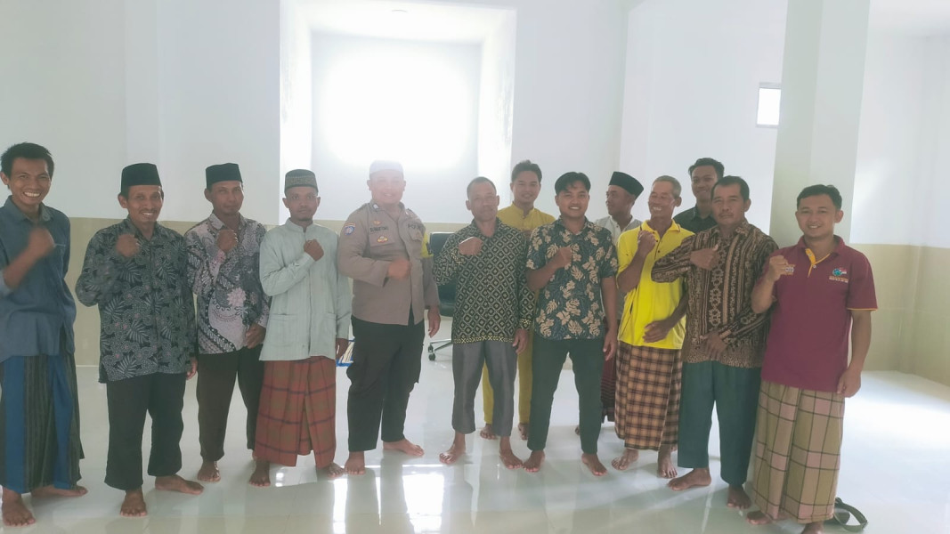 Cooling System Dalam Rangka Sosialisasi Pemilu Damai Bhabinkamtibmas Berikan Himbauan Setelah Sholat Jum'at