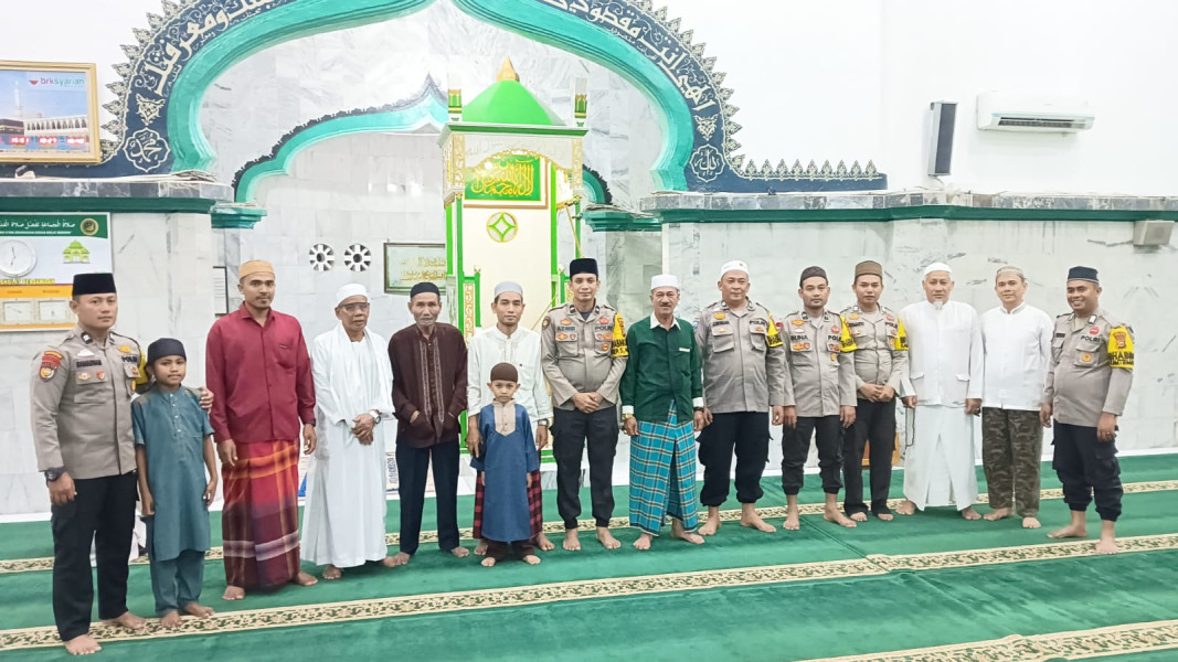 Shalat Magrib Berjama'ah dengan Warga di Masjid, 7 Personel Polsek Bangko Sampaikan Pesan Pemilu Damai