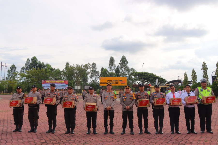Kapolres Rohil Pimpin Apel Pelepasan dan Pemberian Bingkisan Personel Pam/Yan Ops Lilin LK 2023