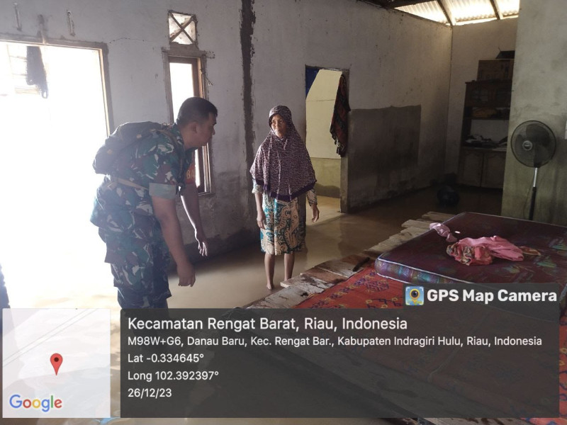 Babinsa Koramil 01/Rengat Terus Monitoring Desa Binaan yang Terendam Banjir