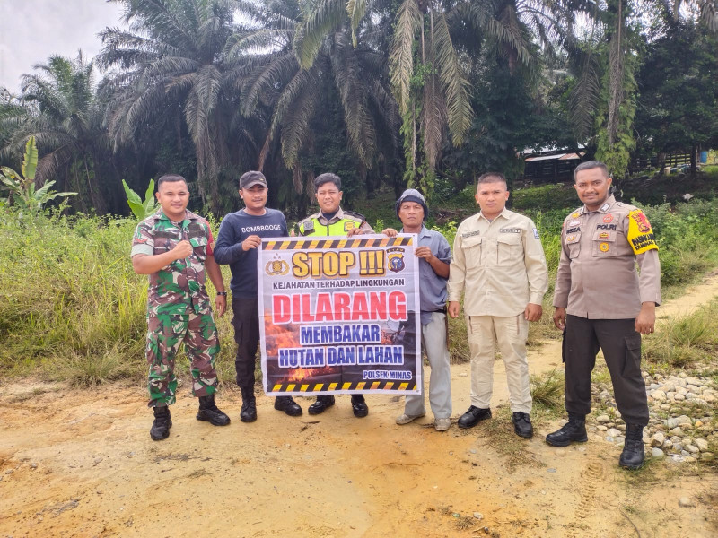 Antisipasi Karhutla, Bhabinkamtibmas Polsek Minas Bersama Babinsa Koramil 03/Minas Ajak Warga Sosialisasi dan Patroli