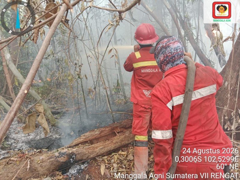 Hari ke-22, Manggala Agni Tempuh 3 Km Angkut Peralatan ke Karhutla Sungai Guntung Hilir