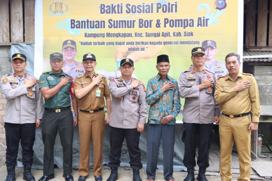 Bakti Sosial Polri, Polres Siak Serahkan Bantuan Sumur Bor dan Fasilitas Air Bersih Kepada Warga Mengkapan