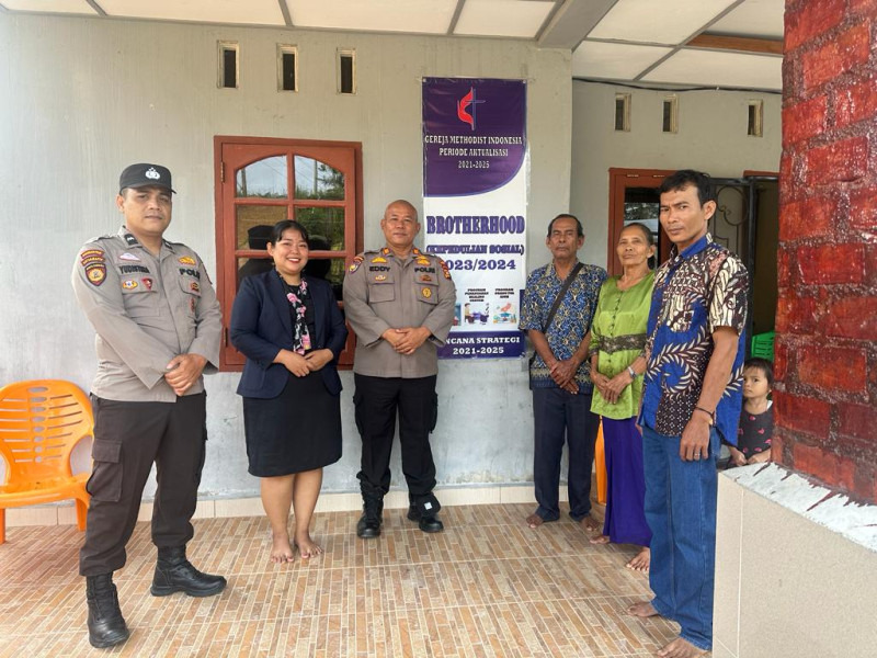 Sambangi Jemaat Gereja Methodist Indonesia, Polsek Minas - Polres Siak Lakukan Giat Minggu Kasih