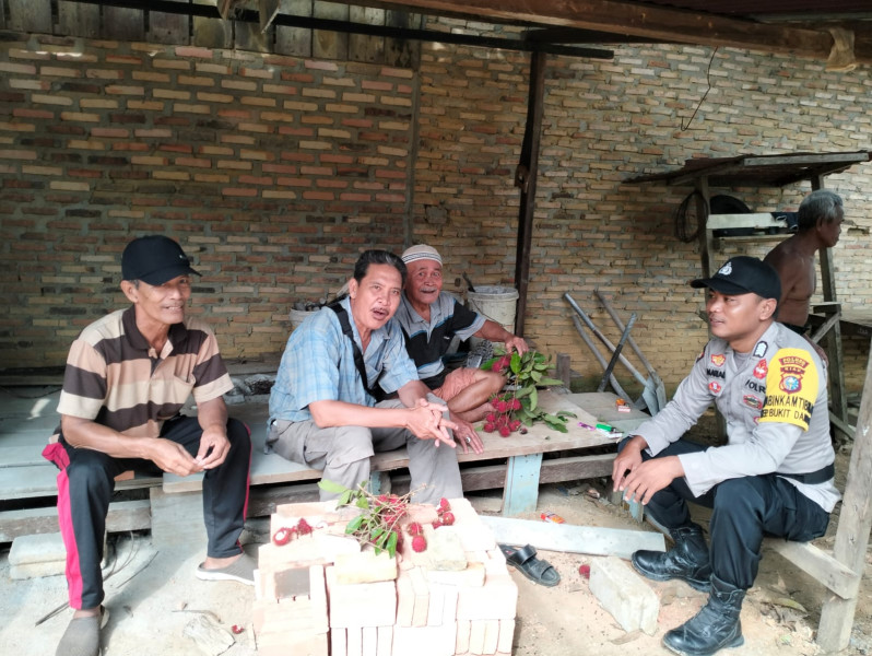 Polsek Simpang Kanan Sambang Warga Bukit Damar dan Sampaikan Pesan Pemilu Damai