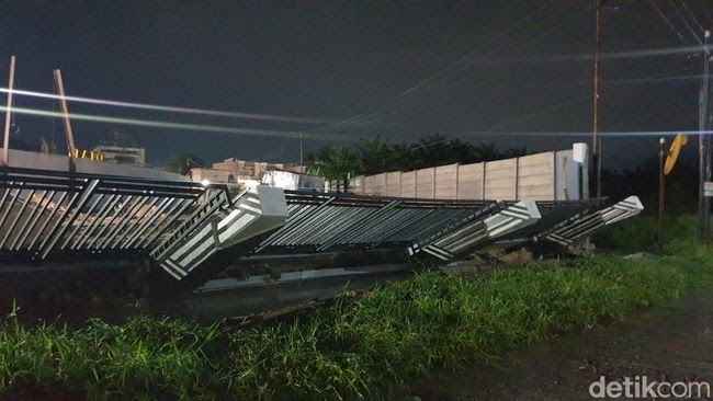 Tak Kunjung Tuntas, Pagar Gedung Riau Creative Hub Roboh Diguyur Hujan
