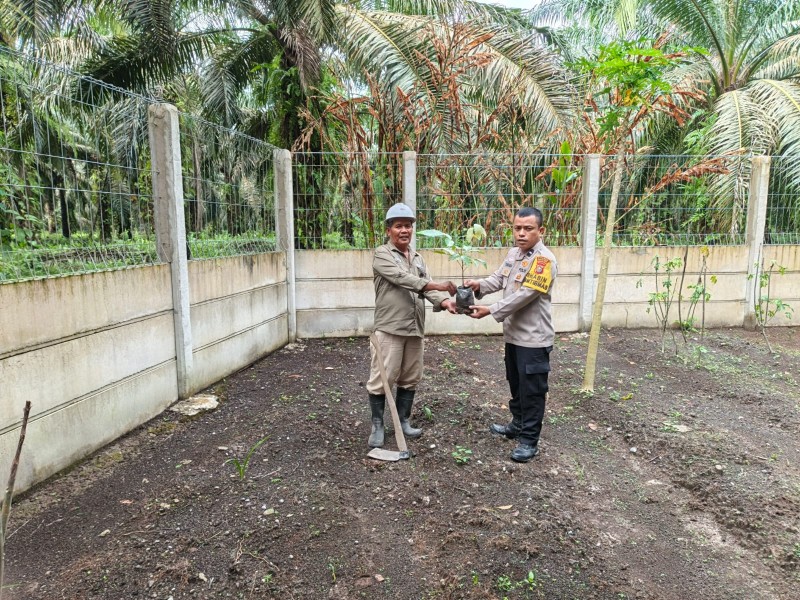 Bhabinkamtibmas Sungai Tapah Sosialisasikan Green Policing dan Tanam Pohon Bersama Warga