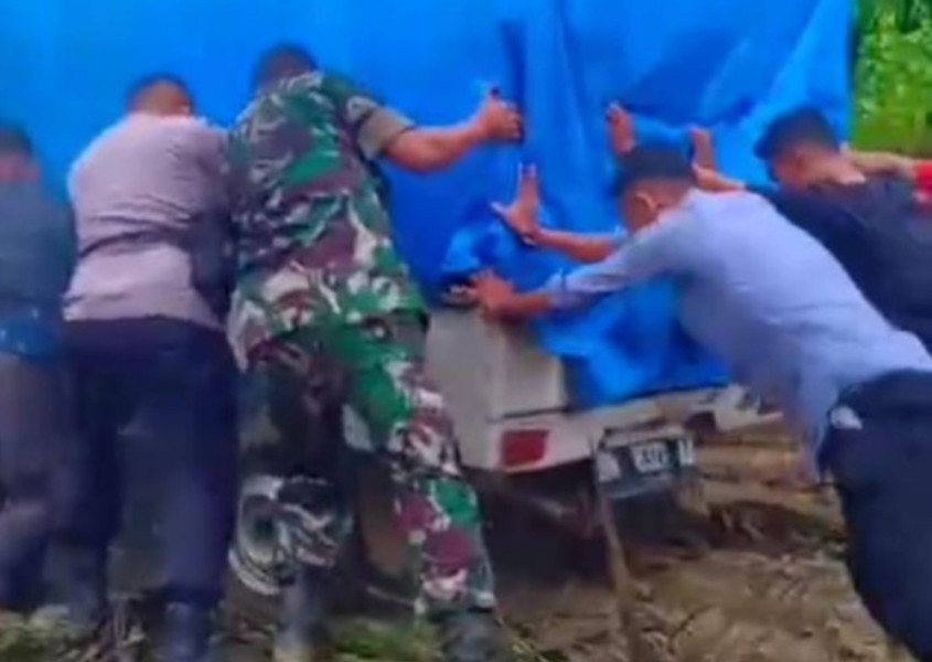 Jalan Rusak Parah, Mobil Pengangkut Logistik Hasil Pemilu Terpuruk di Kampar