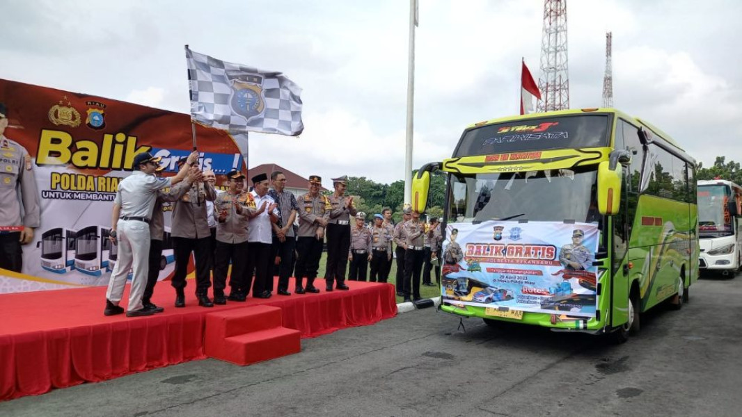 Kapolda Riau Lepas Ratusan Pemudik Gratis
