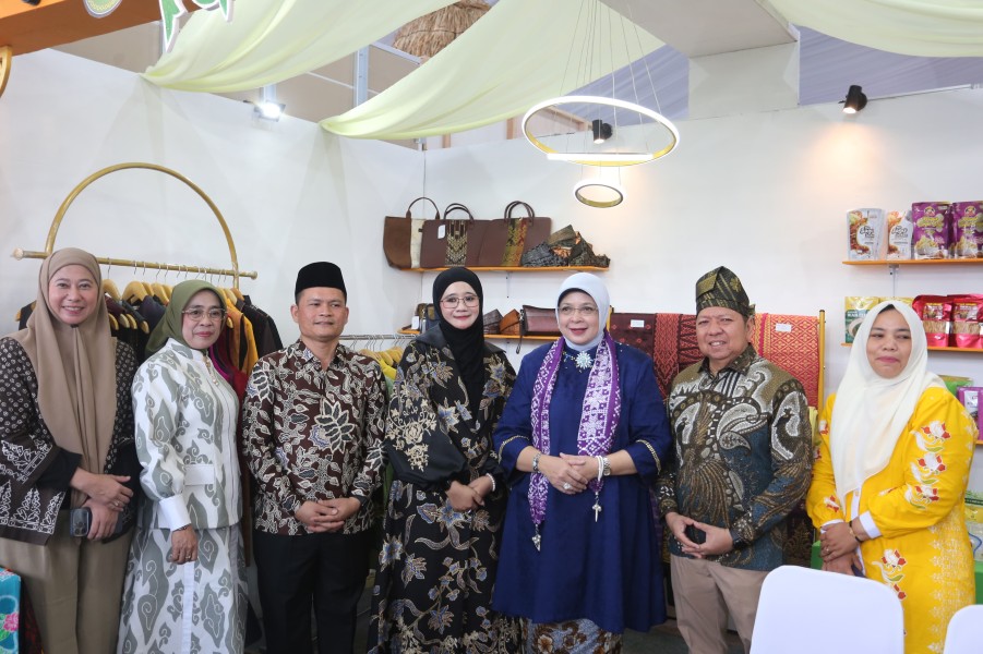 Kunjungi Stan Riau, Penasihat DWP Kemenag RI Lihat Produk Unggulan UMKM