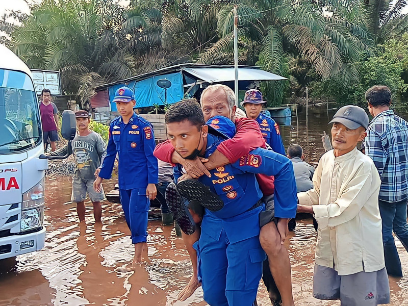 Cooling System Jelang Pemilu, Kasat PolAirud Polres Siak Evakuasi Lansia Sakit Terkena Dampak Banjir