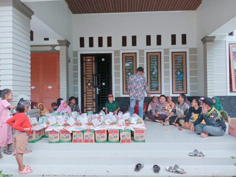 Polsek Pujud Serahkan Sembako Bantuan Bupati Rohil dan Pemkep Tanjung Medan Barat kepada Warga Terdampak Banjir