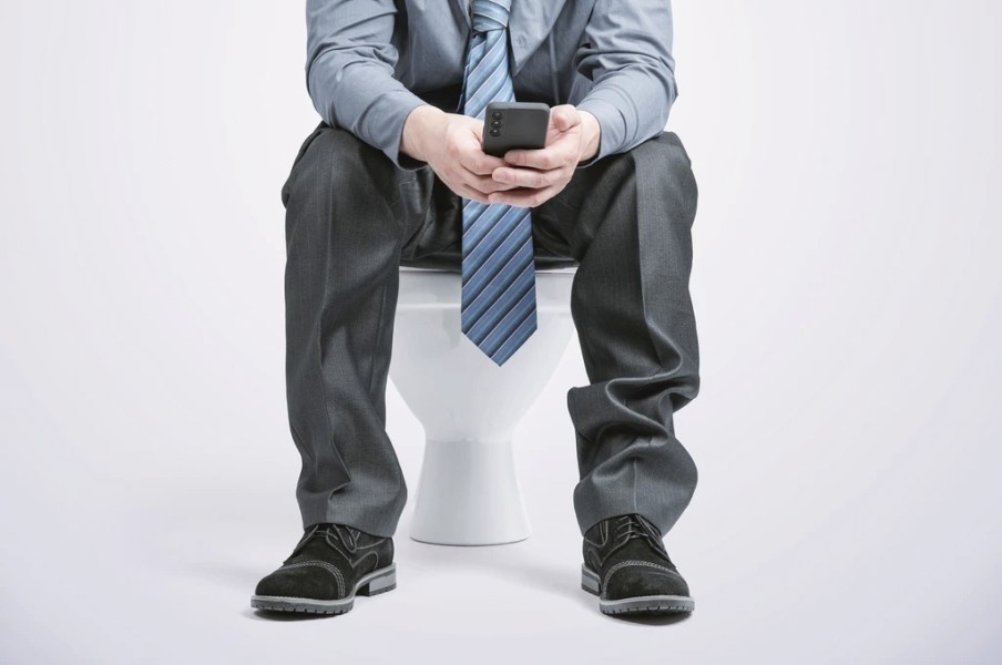 Kebiasaan Bawa HP ke Toilet, Bisa Picu Risiko Wasir Meningkat Signifikan