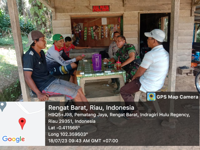 Rutinitas Melaksanakan Komsos, Babinsa Koramil 01/Rengat Bersama Masyarakat