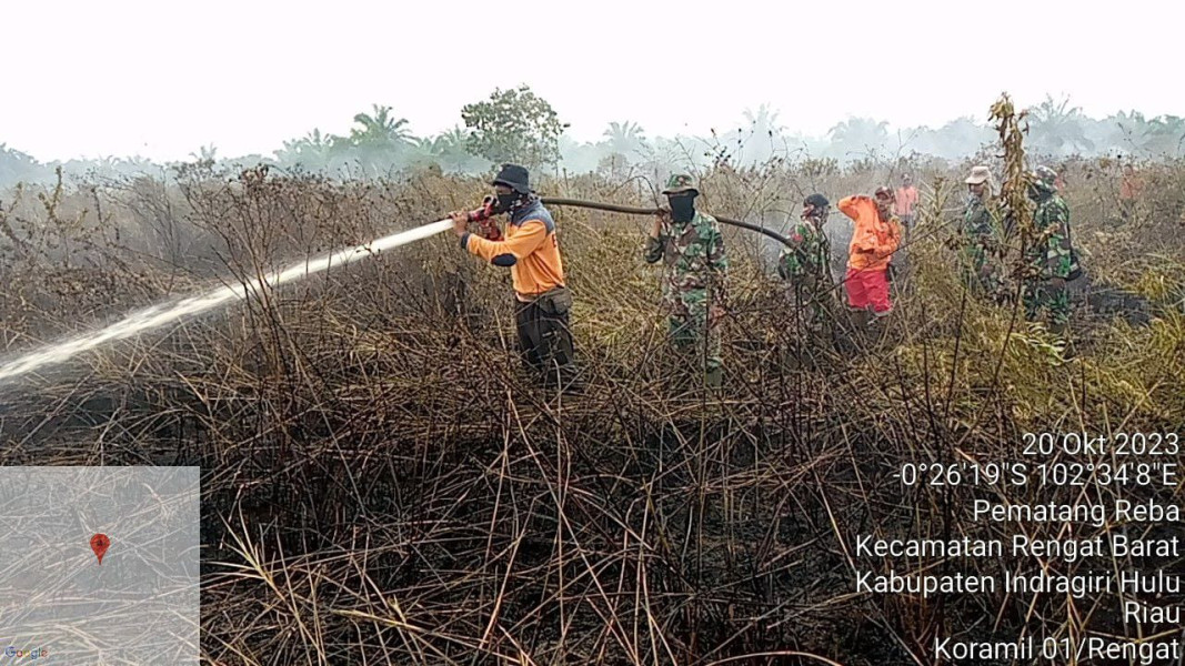 Pemadaman Kebakaran Lahan Masih Berlanjut Oleh Personil Koramil 01/Rengat Dan KPBD