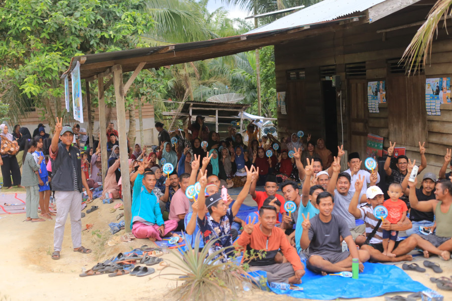 Lalui Jalan Rusak Parah, Dr.Afni Kunjungi Kampung Terpencil di Sungai Mandau