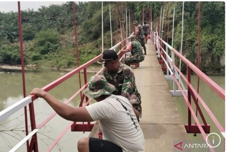 TNI AD perbaiki jembatan gantung di Langkat, Sumut