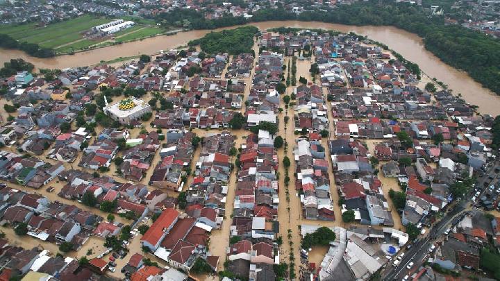 Sejumlah Jalanan Lumpuh Akibat Banjir Kali Bekasi