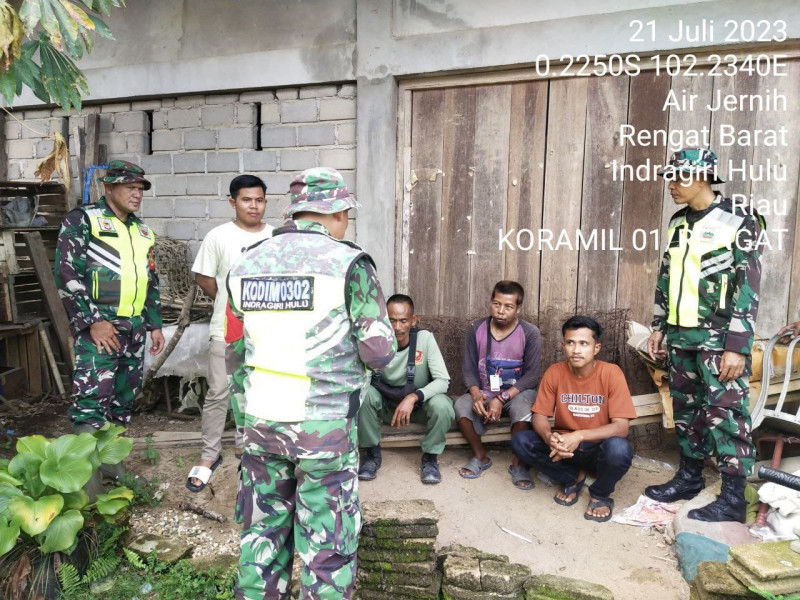 Anggota Koramil 01/Rengat Gencar Patroli dan Sosialisasi Karhutla di Wilayah Binaan