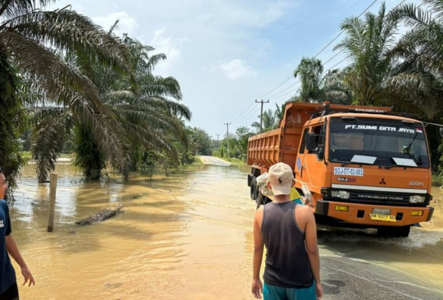 Banjir Rendam Jalan dan Rumah di Kampar Riau, Ketinggian Air Capai 1 Meter