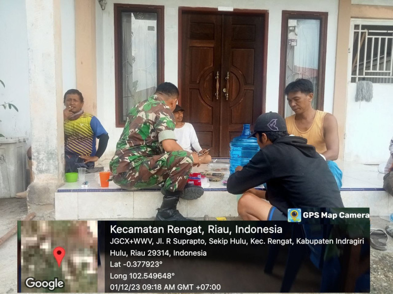 Ciptakan Interaksi Dengan Komsos Babinsa Jalin Keakraban Bengan Warga