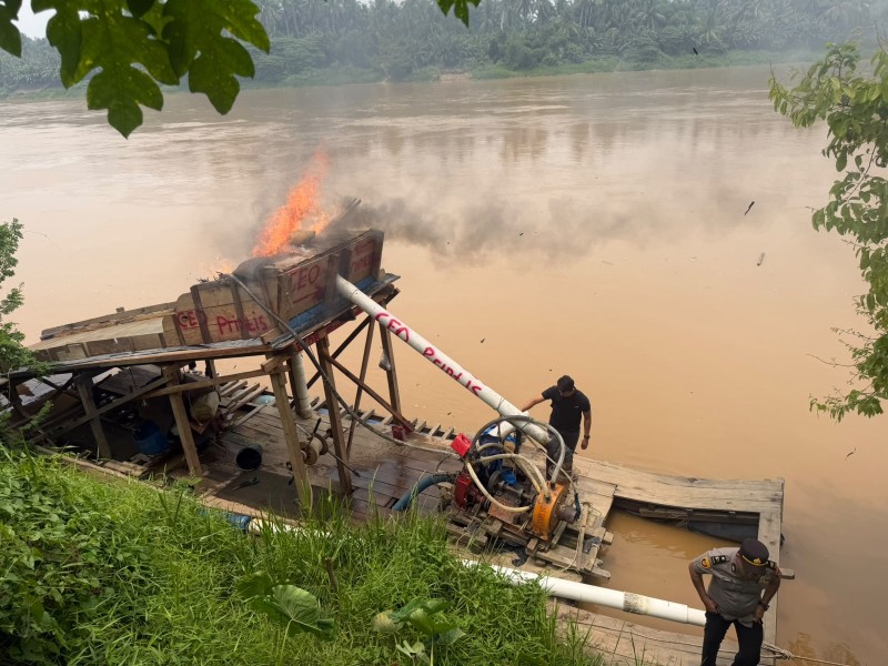Rakit Tambang Emas Ilegal Hangus Dibakar Polsek Cerenti di Sungai Kuantan