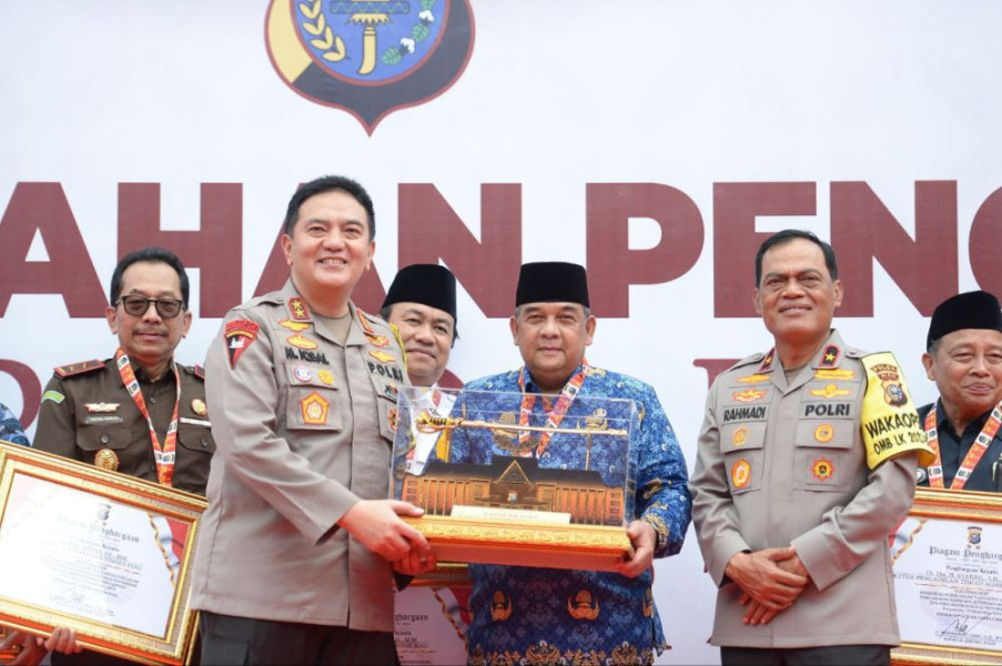 Kapolda Riau Berikan Penghargaan Kepada Gubri dan Forkopimda