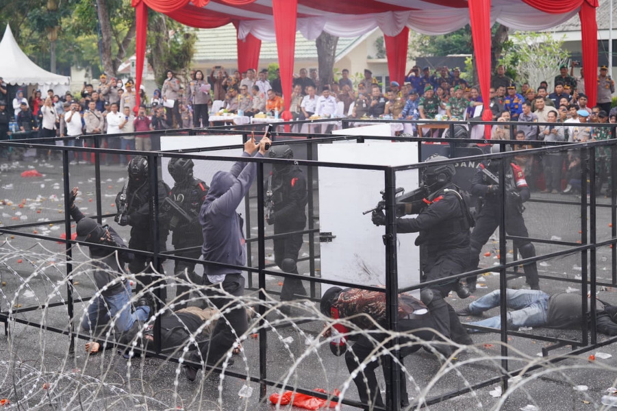 Menegangkan, Ketua KPU Riau Disandera, Tembak Menembak Terjadi